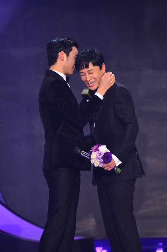 김수현 차태현, 닭똥집 키스 어게인 ‘민망 순간’[KBS연기대상 ...