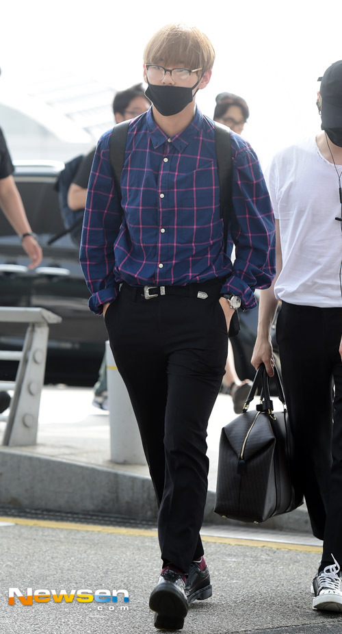 BTS's V (Kim Taehyung) Steals Attention with His Rockstar Chic Look at the  Airport While Departing South Korea